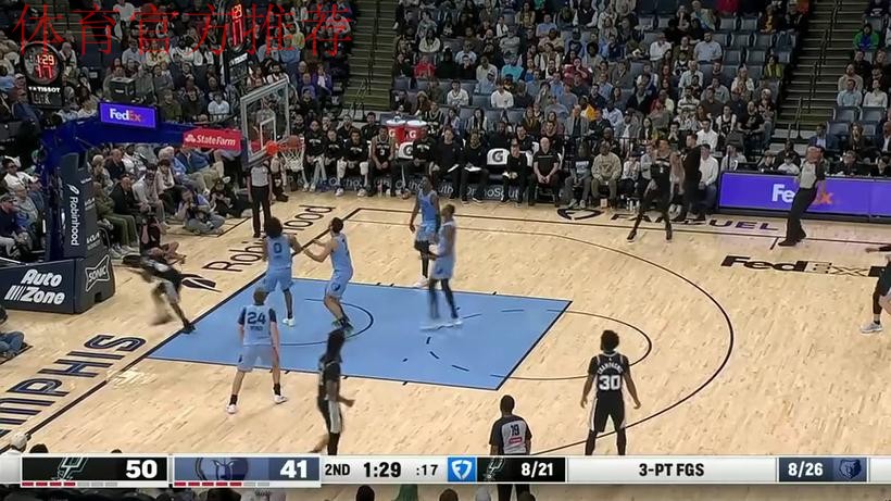 福克斯中路突篮下 以一打三上篮命中 福克斯中路突篮下 以一打三上篮命中