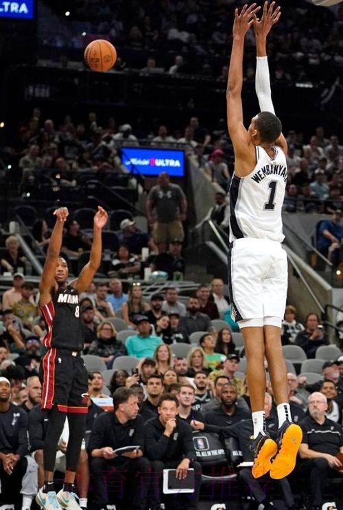 文班亚马穿着G.T Hustle3，砍下33分10篮板2抢断2盖帽